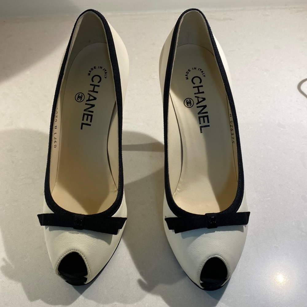 CHANEL interlocking cc logo pump, never worn!!